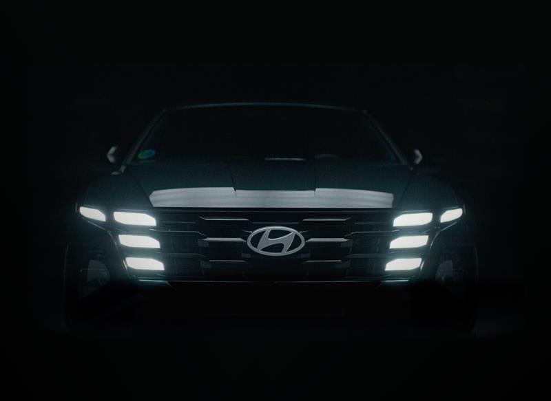 Súbete a tus decisiones 1 INNOCEAN Spain Hyundai TUCSON con las luces encendidas